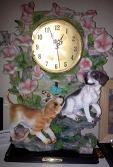 très belle horloge sur socle pour les passionnés des chiens